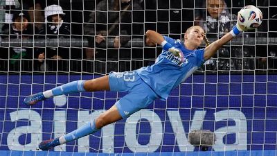 Merle Frohms sufre una rotura completa del ligamento cruzado posterior