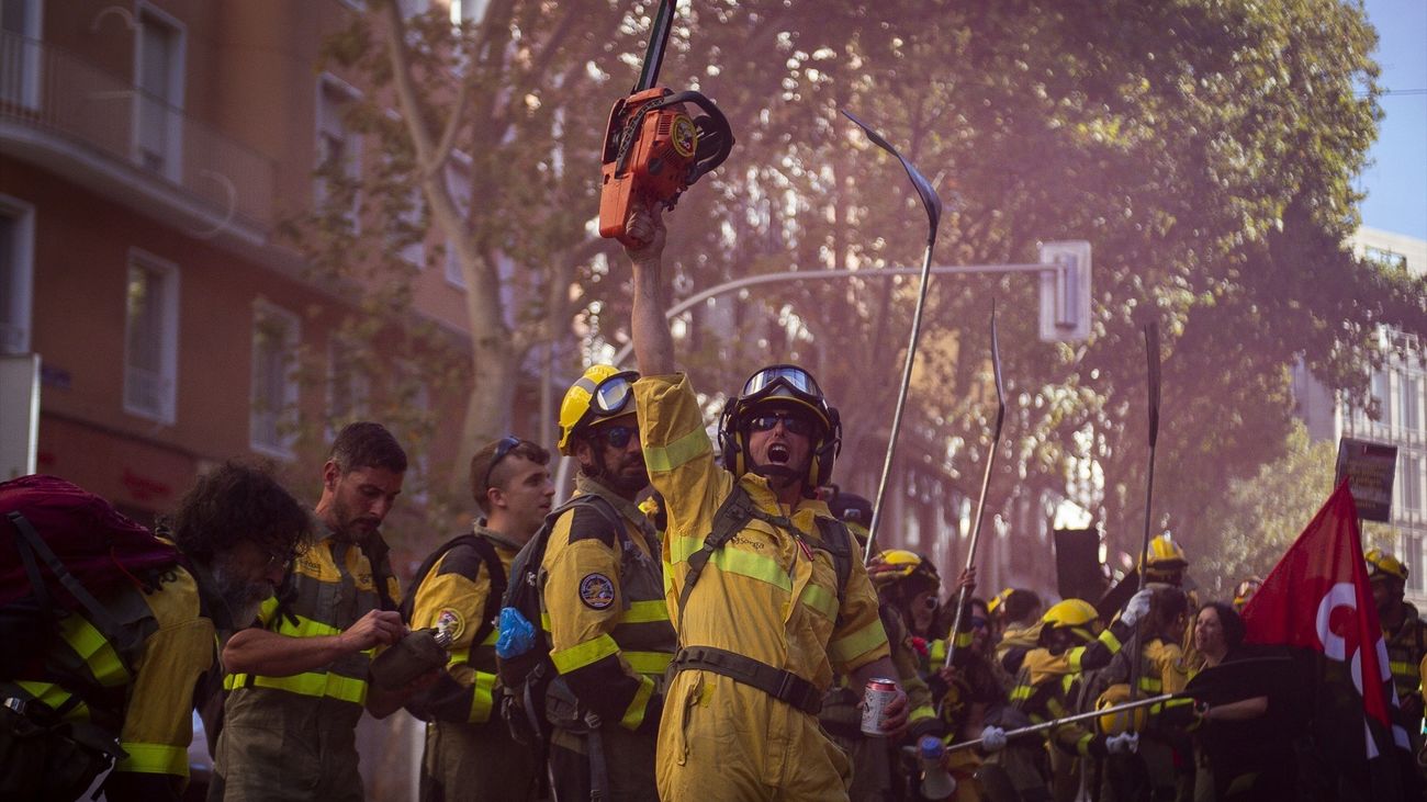 Unos 3.000 bomberos forestales exigen en Madrid mejoras en sus condiciones laborales