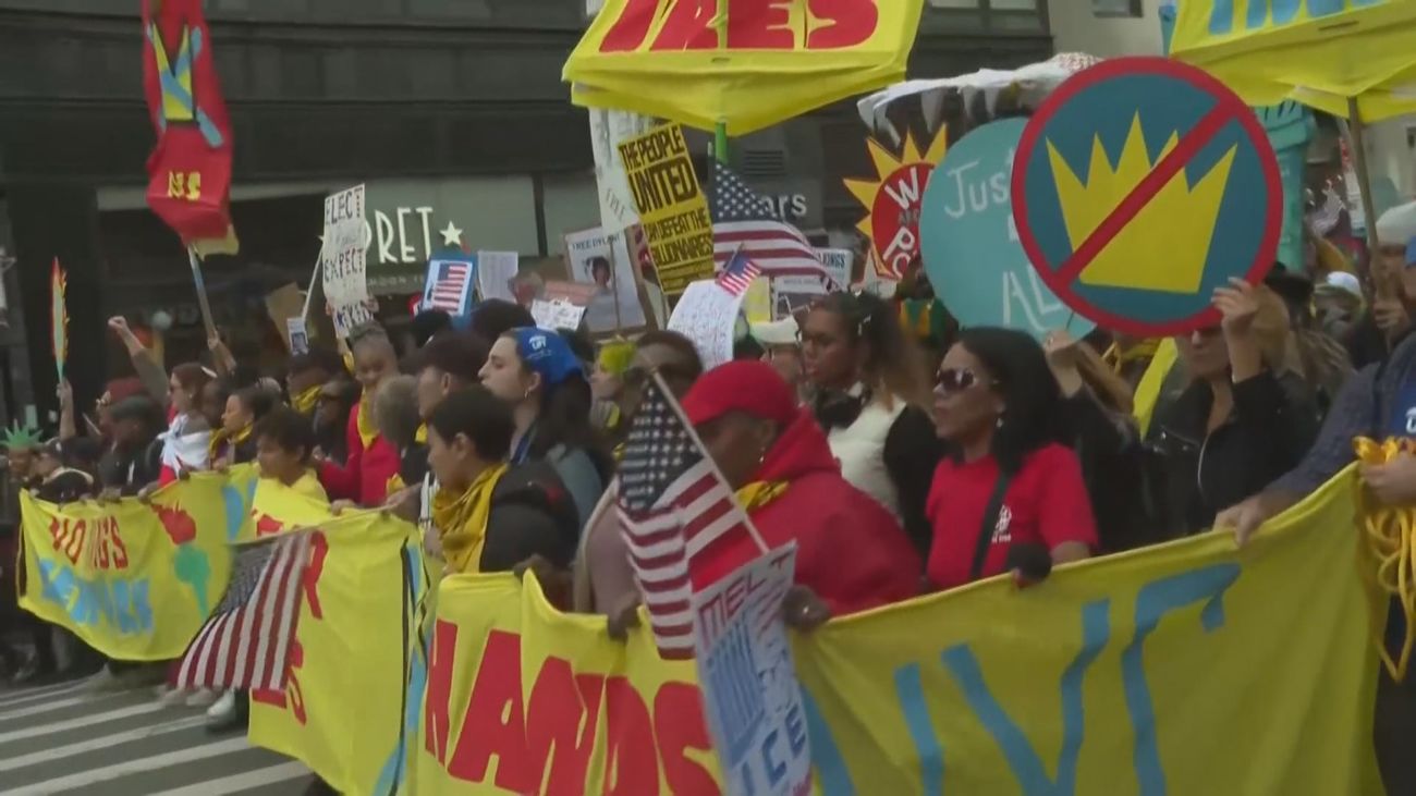 Miles de personas en todo EEUU protestan contra Trump: "No queremos Reyes"