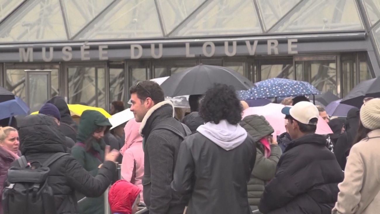 Atraco en el Louvre, sin heridos: los ladrones se llevan joyas de valor incalculable