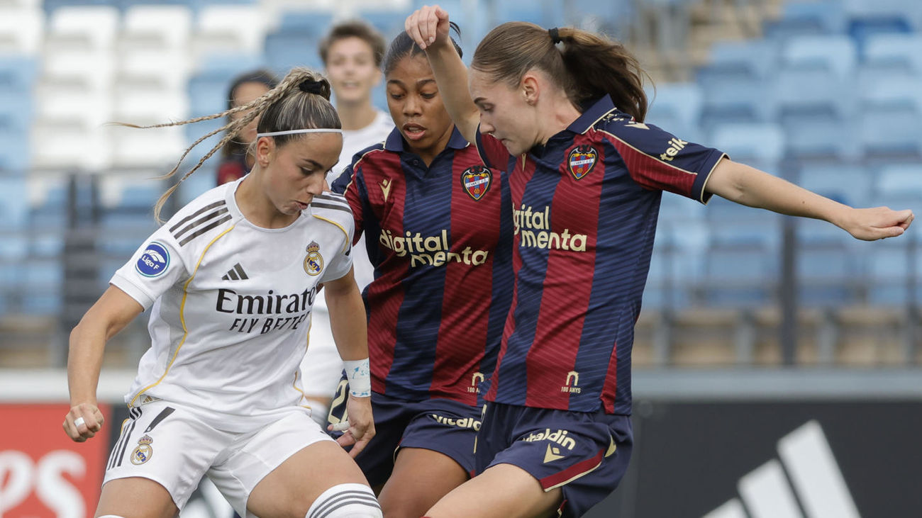 Athenea del Castillo ante el Levante