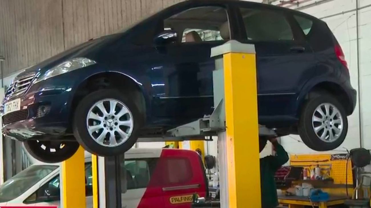 España necesita 20.000 mecánicos: este taller de Loeches ha tardado tres meses en encontrar un chapista