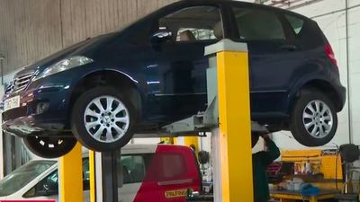 España necesita 20.000 mecánicos: este taller de Loeches ha tardado tres meses en encontrar un chapista