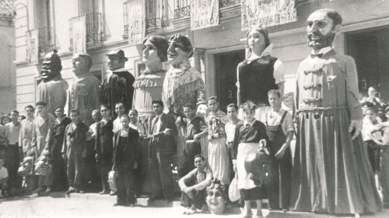 Foto histórica de la centenaria comparsa de Gigantes y Cabezudos de Alcalá de Henares