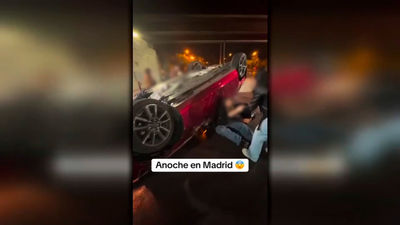 VÍDEO: Momentos de tensión al volcar un coche con varios jóvenes dentro en Getafe