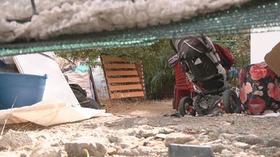 El riesgo de incendio en un solar okupado de Puente de Vallecas asusta a los vecinos