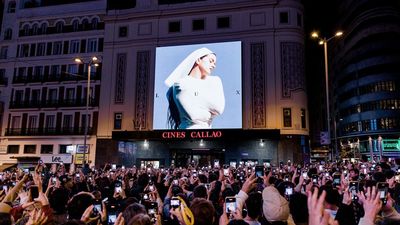 Rosalía presenta su nuevo disco 'Lux' en las pantallas de Callao ante miles de fans