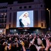 Rosalía presenta su nuevo disco 'Lux' en las pantallas de Callao ante miles de fans