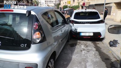 Se asusta por una araña y choca contra un coche y tres motos en Palma