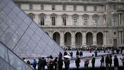 El Louvre reabre al público con restricciones tras el robo de joyas
