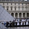 El Louvre reabre al público con restricciones tras el robo de joyas