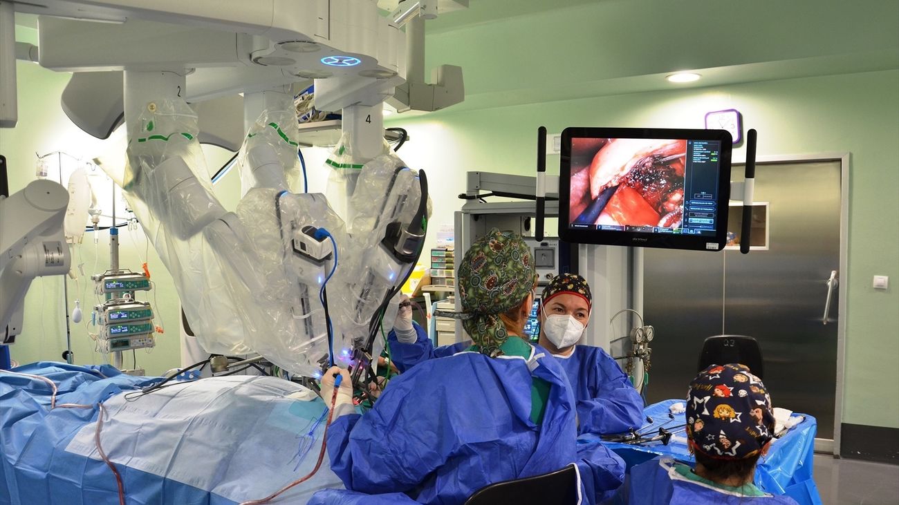 Intervención quirúrgica en la base de un cráneo con asistencia robótica