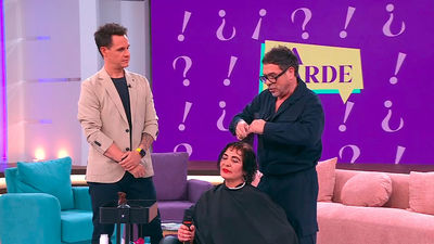 ¿Quién dijo miedo? ¡Se corta el pelo en pleno directo!