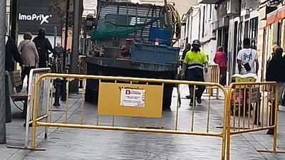 Un hundimiento de la calle Colón, en pleno centro de Alcorcón, obliga a cortar el tráfico