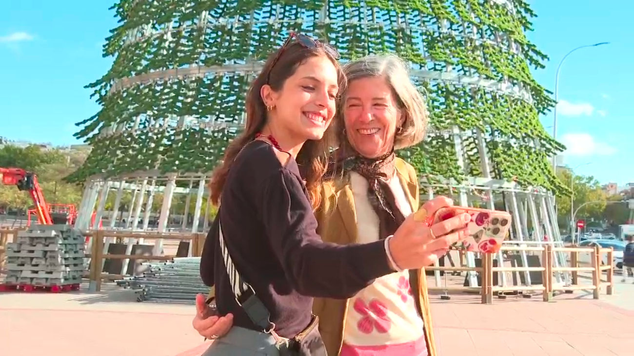 Ya están listos los primeros y 'gigantescos' adornos de Navidad en Madrid