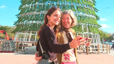 Ya están listos los primeros y 'gigantescos' adornos de Navidad en Madrid