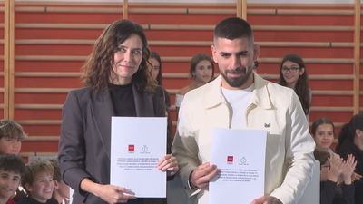 La Comunidad de Madrid y Topuria firman un protocolo contra las drogas y el acoso escolar