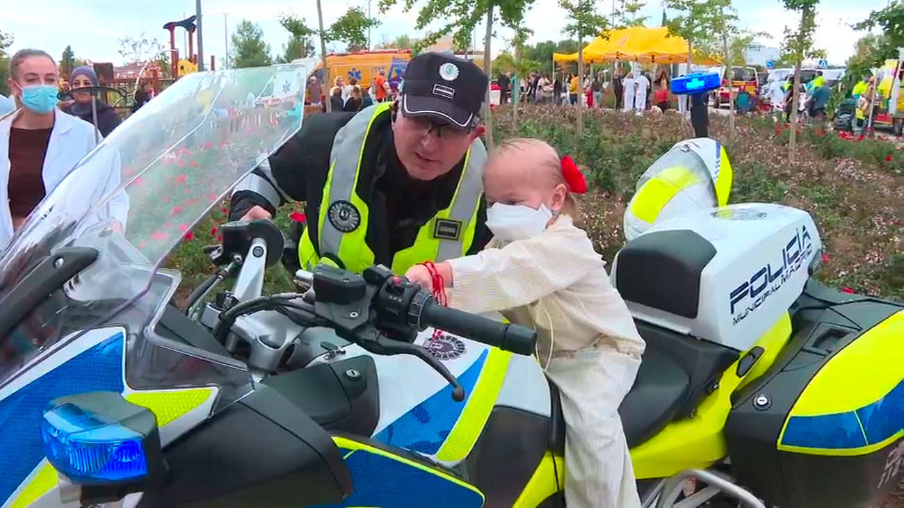 'Misión Sonrisas' en el Hospital 12 de Octubre: bomberos y policías dan una bonita sorpresa a los pacientes más pequeños