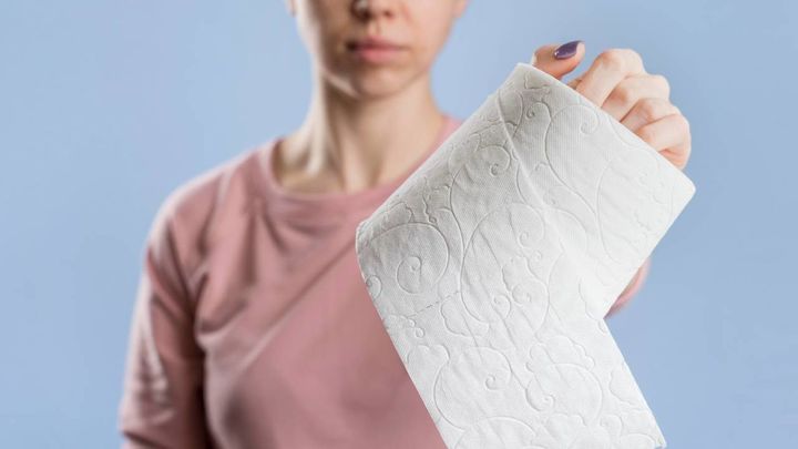 Mujer con un rollo de papel en la mano