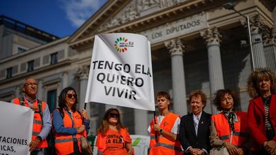 Protesta de enfermos de ELA el mismo día que entra en vigor el decreto de ayudas