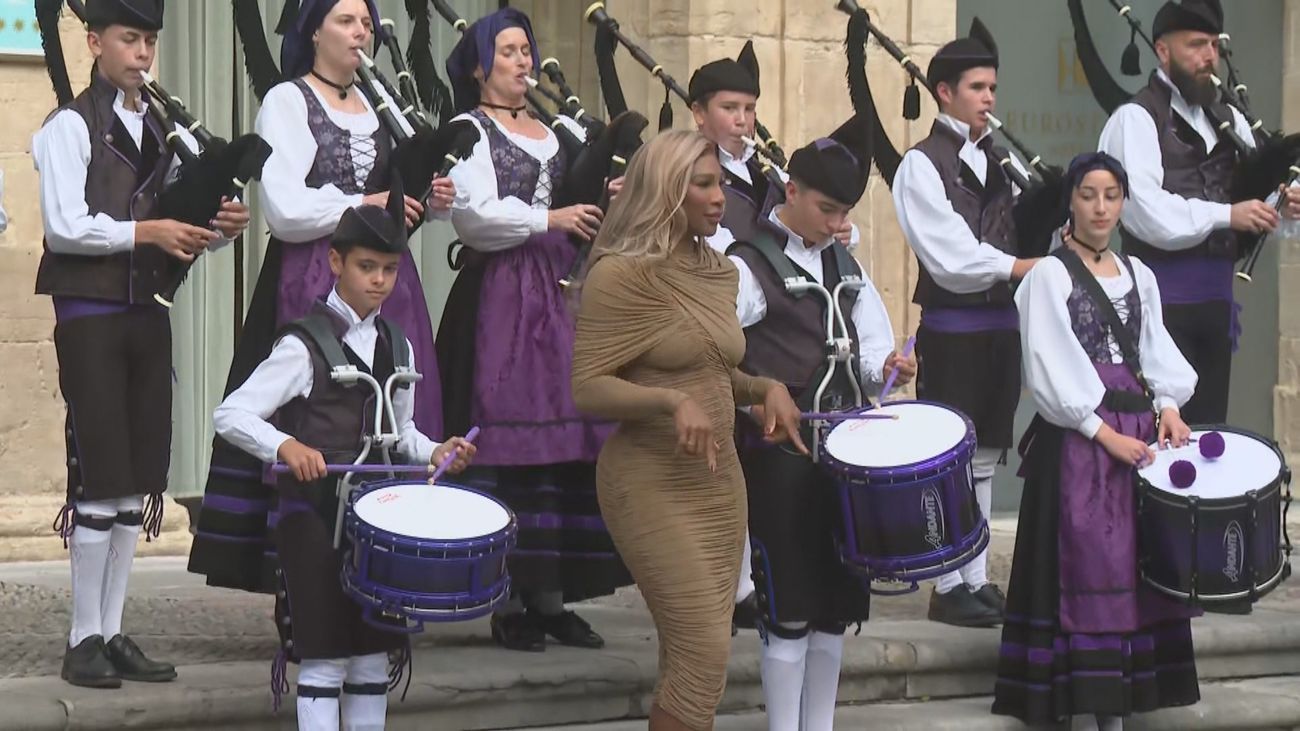 Serena Williams baila al son de las gaitas en Oviedo y se declara "fan incondicional" de Carlos Alcaraz