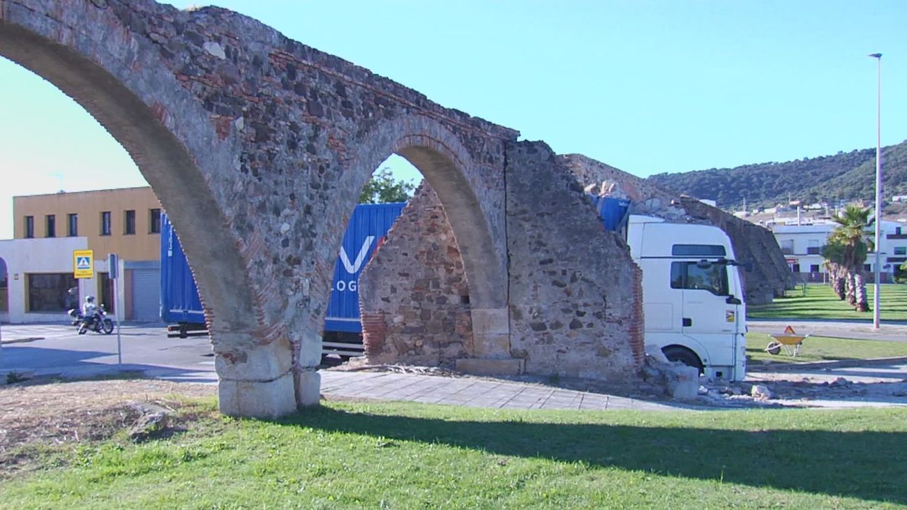 Un camión provoca daños en los arcos de un acueducto del siglo XVIII en Algeciras