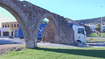 Un camión provoca daños en los arcos de un acueducto del siglo XVIII en Algeciras