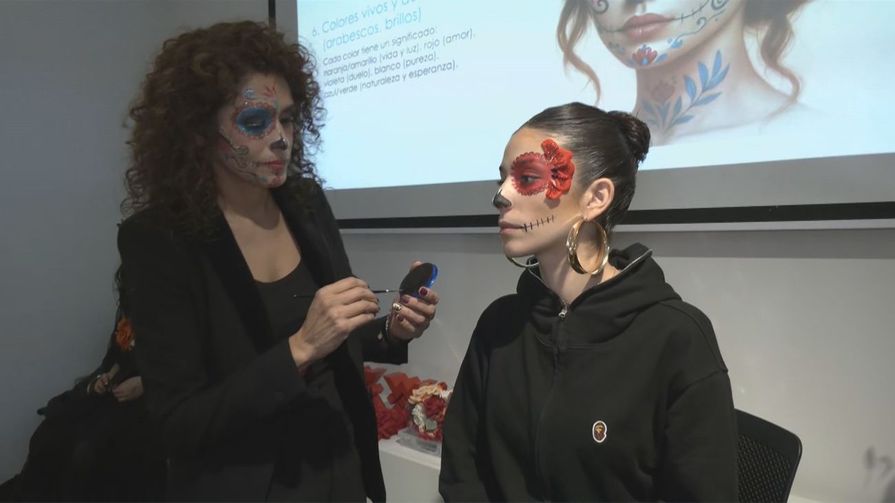 Aprendemos a maquillarnos como auténticas catrinas en la Casa de México