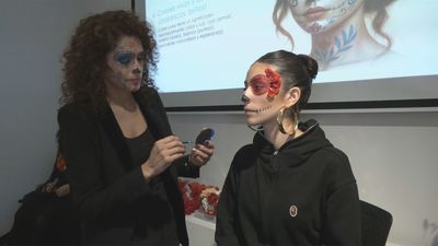 Aprendemos a maquillarnos como auténticas catrinas en la Casa de México