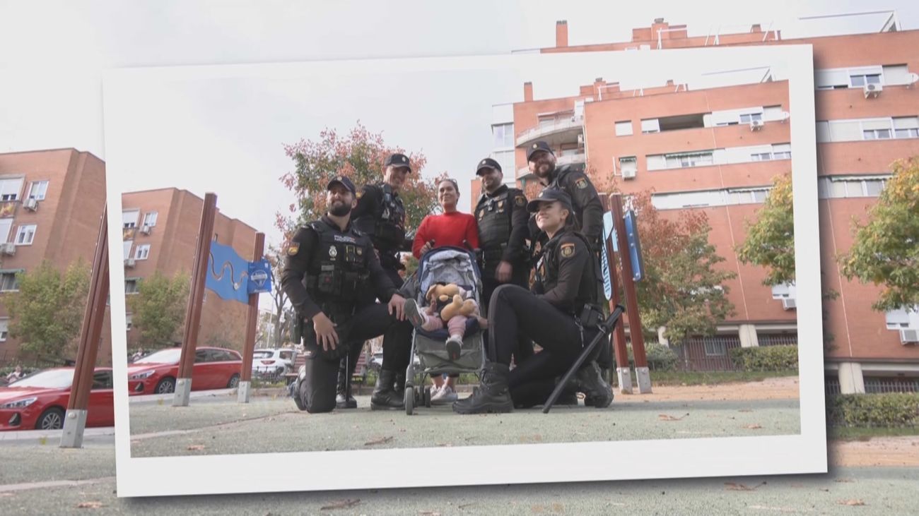 Así salvaron cinco policías a una bebé que se estaba asfixiando