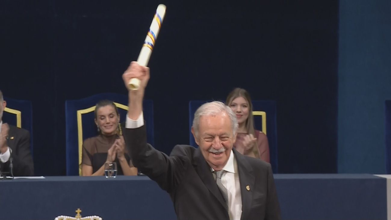 Eduardo Mendoza se declara "una joven promesa":  "Lo último que se pierde no es la esperanza, sino la vanidad"