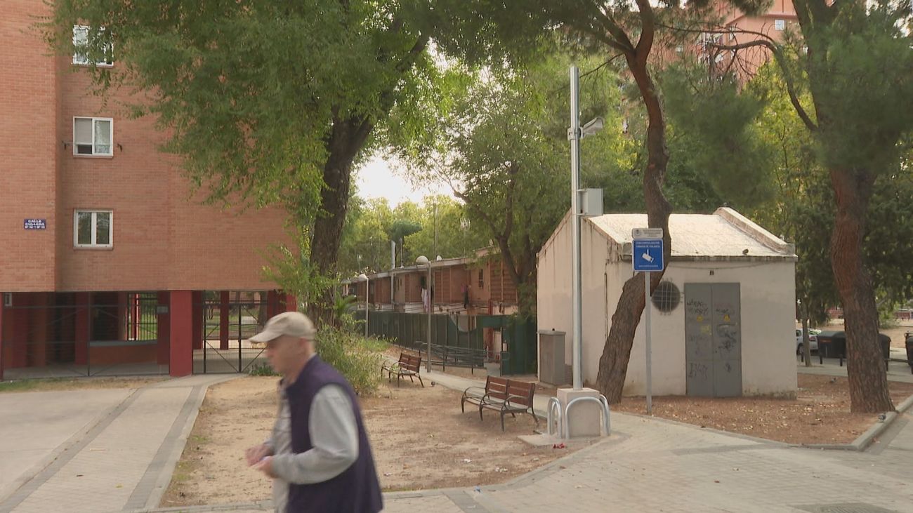 Activadas 18 cámaras de videovigilancia en la conflictiva calle Cullera: "Aquí hay mucha droga"