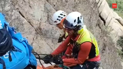 VÍDEO: Así fue el arduo rescate de 6 horas de un escalador que cayó desde 8 metros en La Pedriza