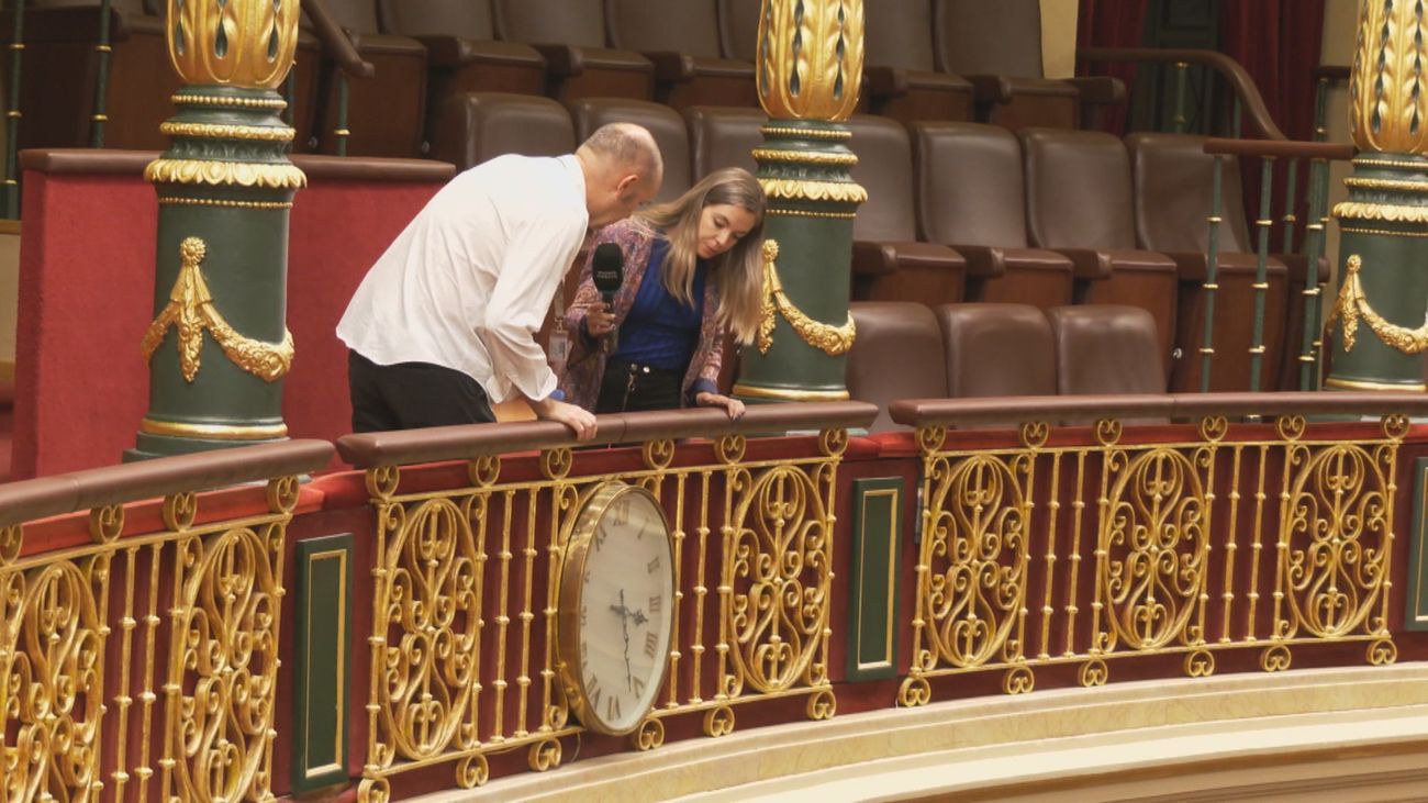 El meticuloso ritual para cambiar la hora de los 70 relojes del Congreso de los Diputados