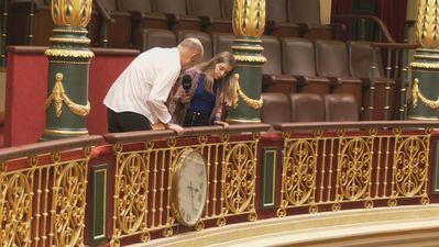 El meticuloso ritual para cambiar la hora de los 70 relojes del Congreso de los Diputados