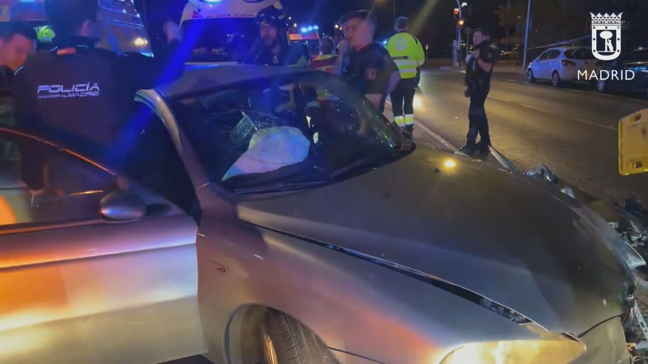 Dos heridos, uno grave, en un choque frontal causado por un coche en sentido contrario en Carabanchel