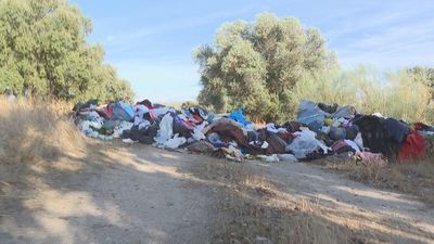 Montañas de basura a 200 metros del río Guadarrama, en Navalcarnero