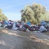 Montañas de basura a 200 metros del río Guadarrama, en Navalcarnero