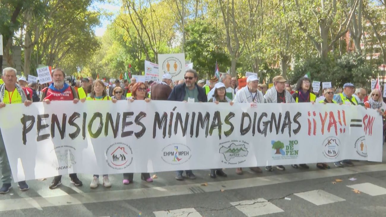 Miles de personas se manifiestan en Madrid por unas pensiones "dignas" y blindadas por ley