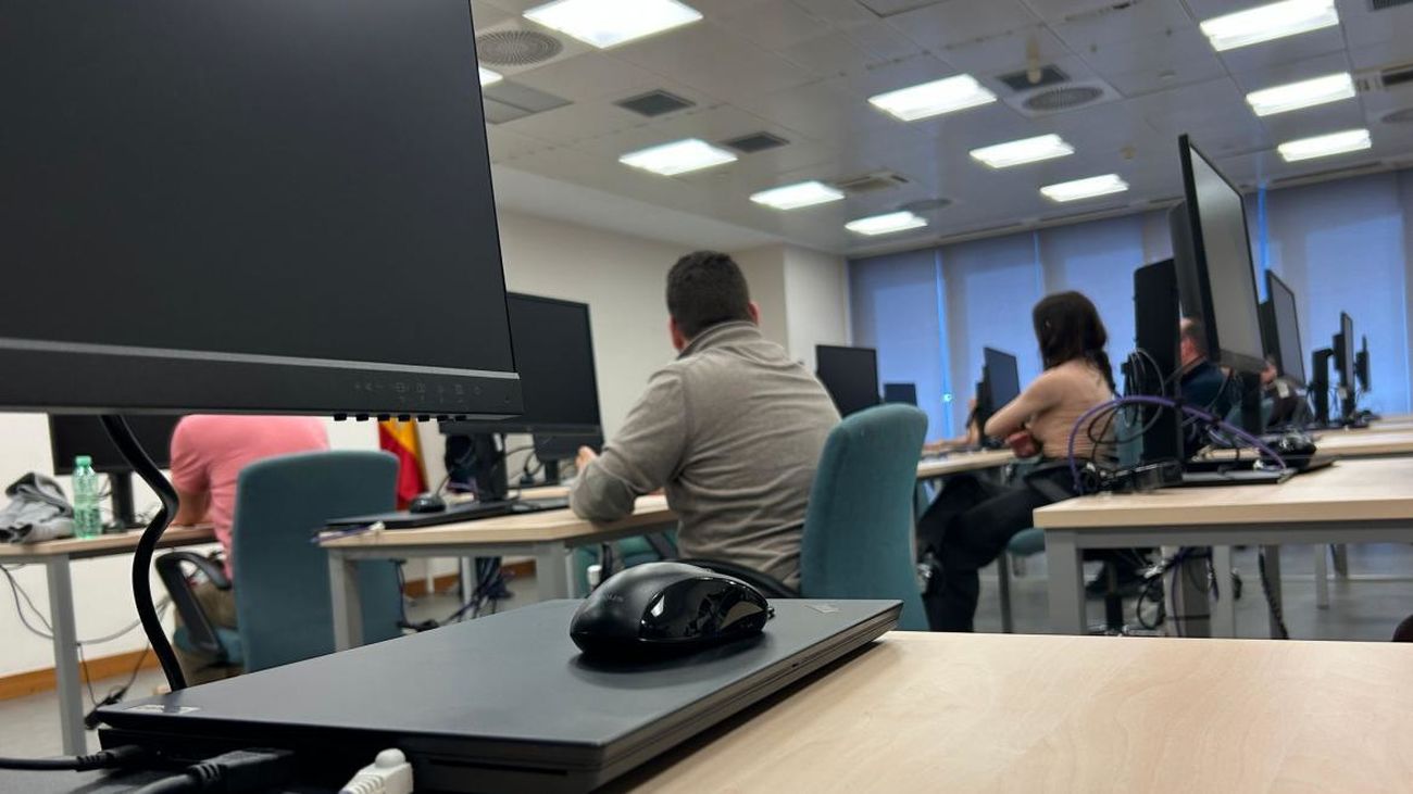 La Comunidad de Madrid entrega más de 2.500 permisos de conductor de VTC tras los primeros exámenes