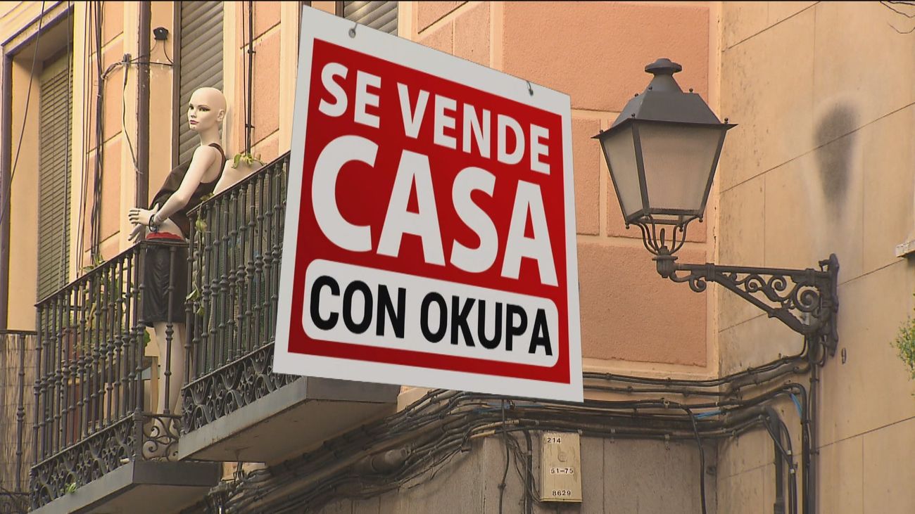 'Se vende piso con okupa', un negocio al alza en España