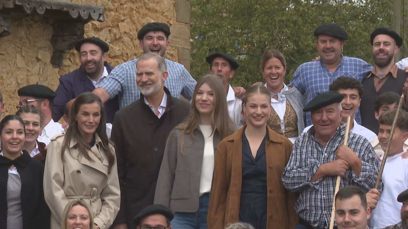Los reyes y sus hijas entregan a Valdesoto el Premio 'Pueblo Ejemplar de Asturias 2025'