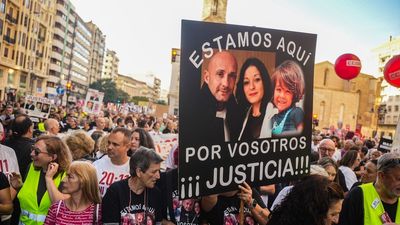 Miles de personas piden en Valencia la dimisión de Mazón al año de la DANA