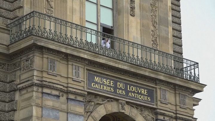 Fachada del Museo del Louvre por la que entraron los ladrones de joyas