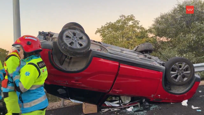 Dos heridos, uno grave, tras volcar su coche en la A-4 en Aranjuez