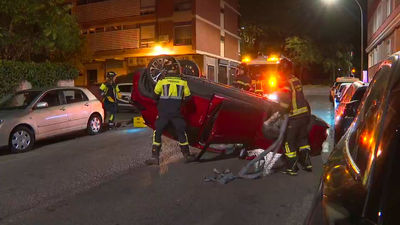 Pierde el control, arrolla a un coche aparcado y termina volcado en la calzada