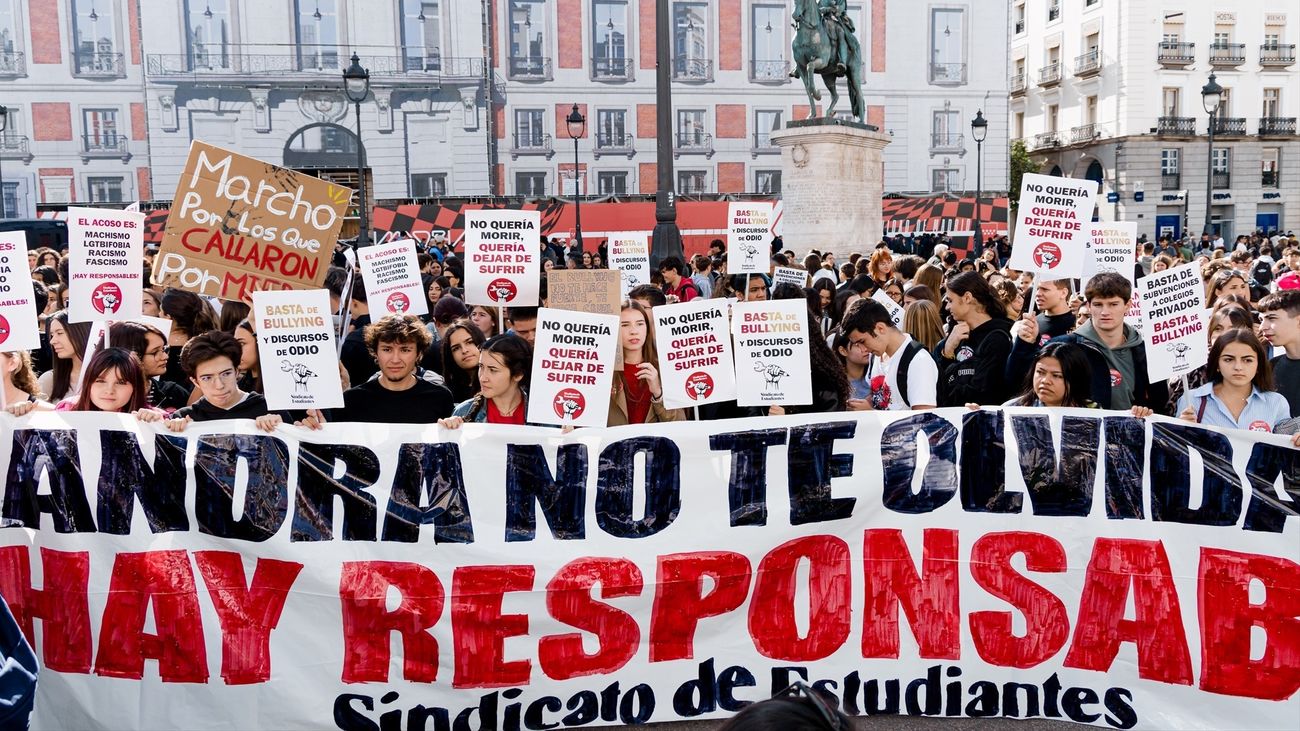 Dos mil estudiantes recorren las calles de Madrid para decir "basta" de acoso escolar