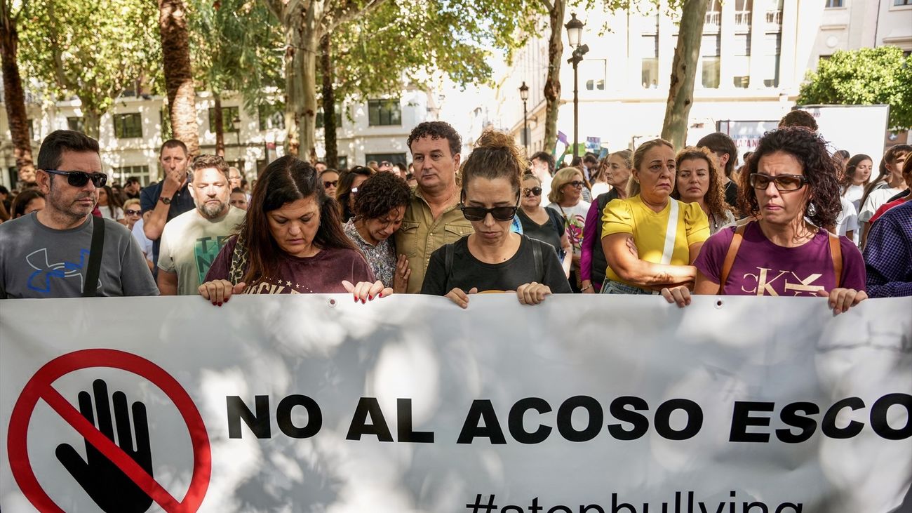 Pancartas con 'No a la violencia escolar' arropan a la familia de Sandra Peña por las calles de Sevilla