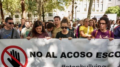 Pancartas con 'No a la violencia escolar' arropan a la familia de Sandra Peña por las calles de Sevilla