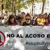 Pancartas con 'No a la violencia escolar' arropan a la familia de Sandra Peña por las calles de Sevilla